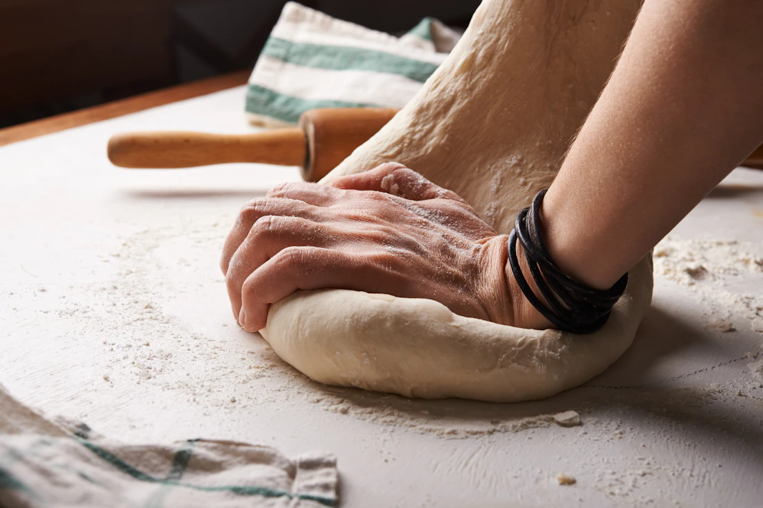 Pétrissage de la pâte à la main