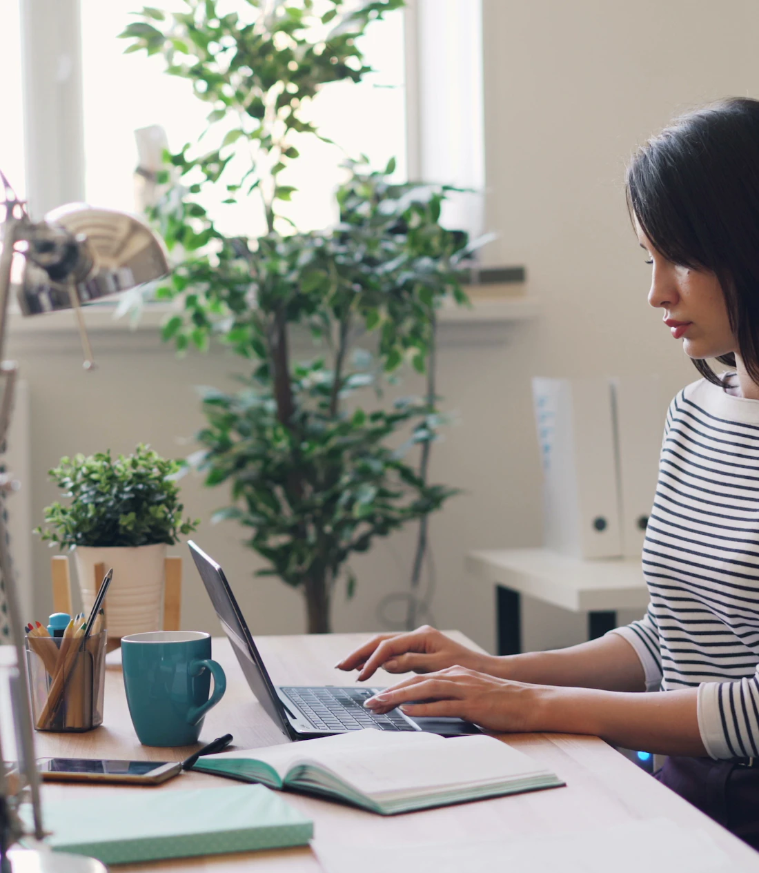 Une indépendante travaille sur son ordinateur portable à son bureau