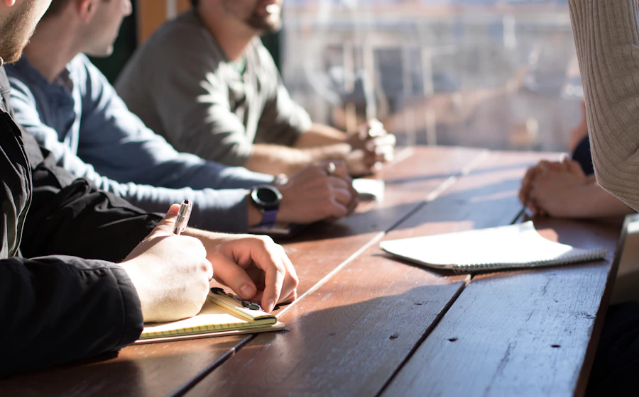 Réunion de travail autour d'une table