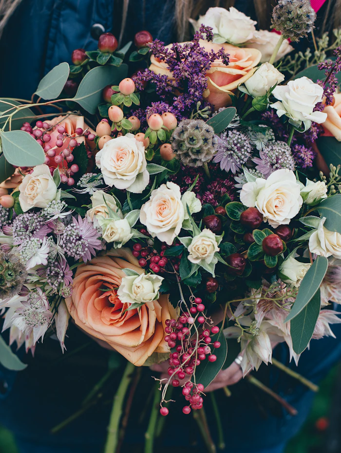 Bouquet champêtre aux tons profonds