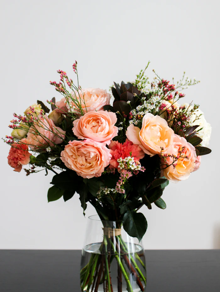 Bouquet de fleurs roses et pêche dans un vase