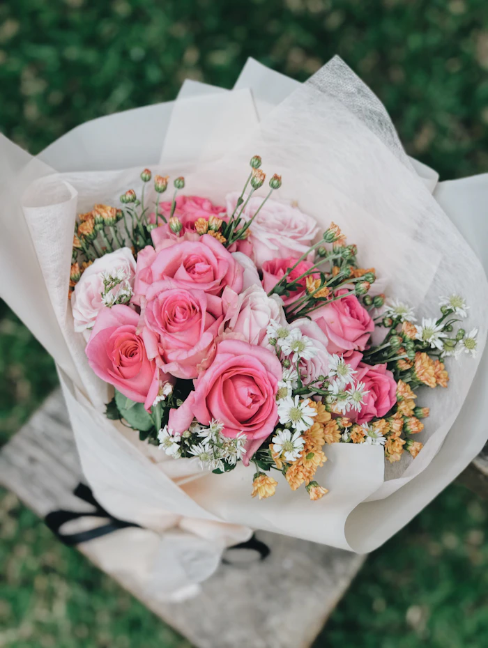 Bouquet de roses roses et blanches